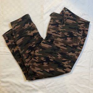 WhiteHouse BlackMarket camo cropped 👖.
